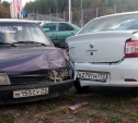 В Туле пьяный водитель «девятки» снёс Renault Logan на парковке гипермаркета