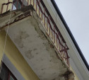 На ул. Мира куски балконной плиты летят на головы прохожим