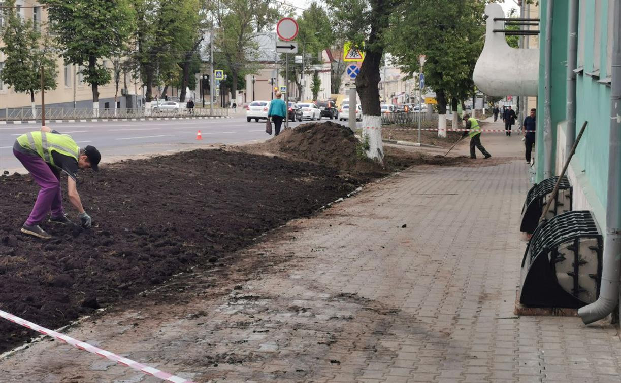 Для благоустройства газонов на проспект Ленина завозят чернозем