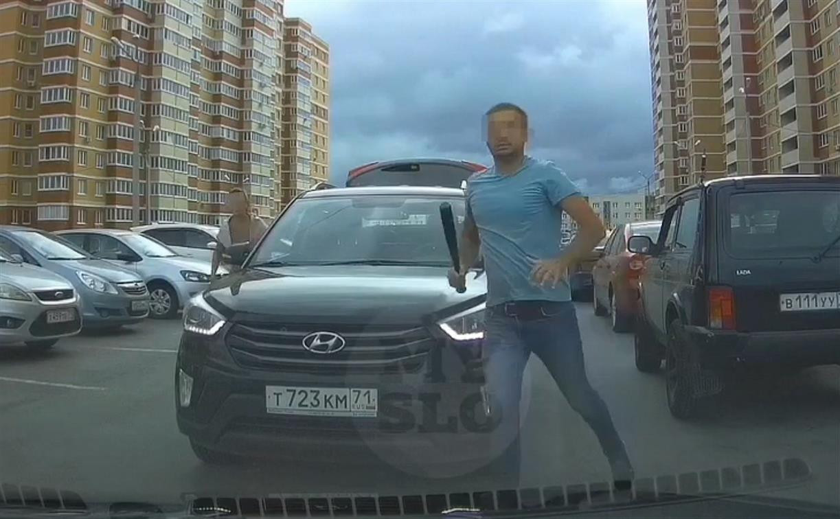 Размахивал битой, угрожал разбить лицо: конфликт водителей в Левобережном попал на видео