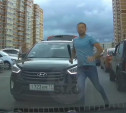 Размахивал битой, угрожал разбить лицо: конфликт водителей в Левобережном попал на видео