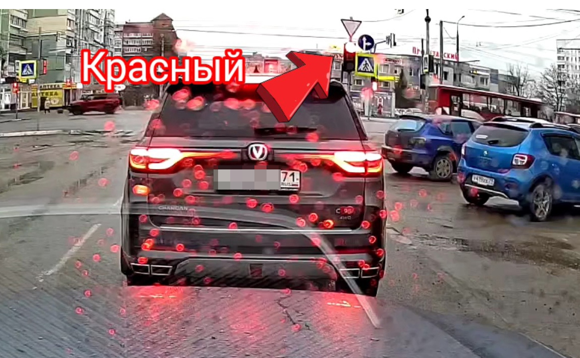 На ул. Степанова водитель кроссовера решил, что ему можно на красный