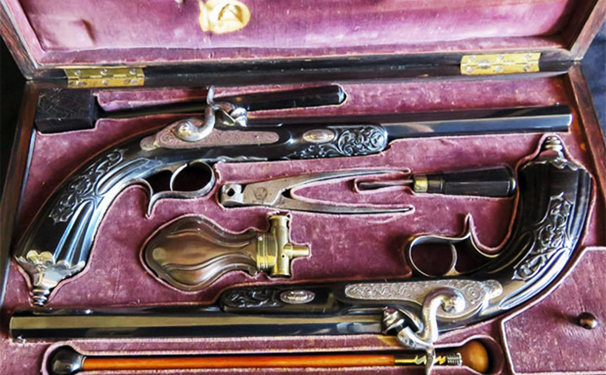 Россияне могут легально коллекционировать дуэльные пистолеты и антикварные ножи