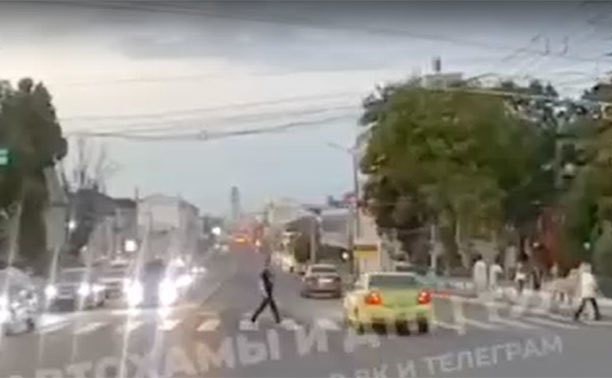 В центре Тулы пешеход «отважно» пошел на красный