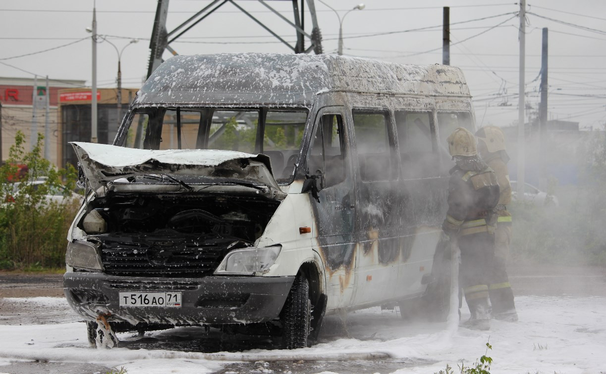 В Туле на улице Ложевой сгорел микроавтобус
