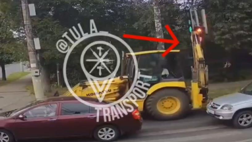 В Туле трактор сбил светофор и скрылся: видео