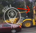 В Туле трактор сбил светофор и скрылся: видео