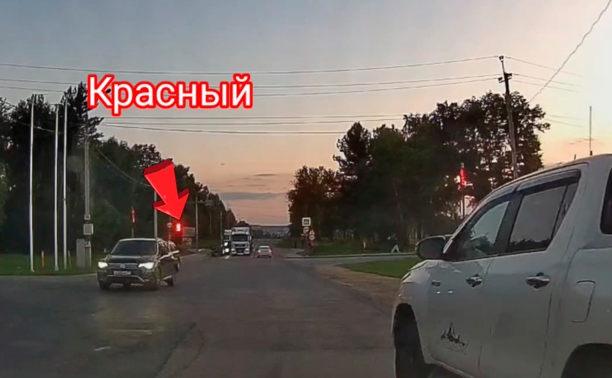 В Туле водитель пикапа промчал по обочине и на красный
