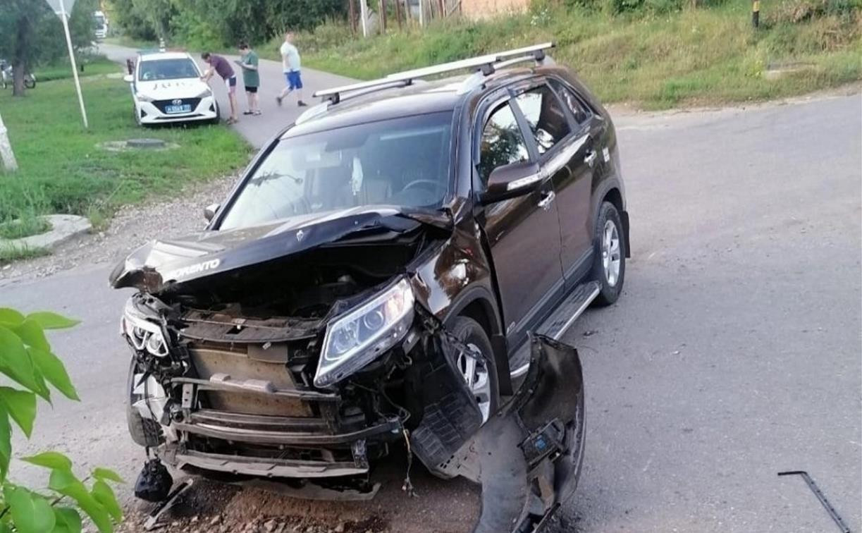 В Тульской области Kia Sorento опрокинула на бок Toyota Land Cruiser Prado
