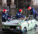 В Туле на Упе спасатели достали «пострадавшего» из упавшего в реку автомобиля: фоторепортаж