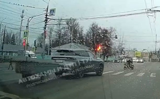 В Туле пролетевший на красный водитель едва не сбил нарушителя на самокате
