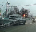 В Туле пролетевший на красный водитель едва не сбил нарушителя на самокате