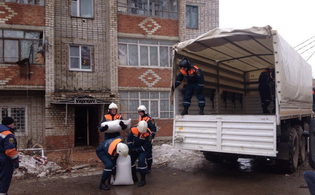 Сотрудники МЧС продолжают эвакуировать вещи из взорвавшегося дома в Ясногорске