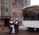 Сотрудники МЧС продолжают эвакуировать вещи из взорвавшегося дома в Ясногорске