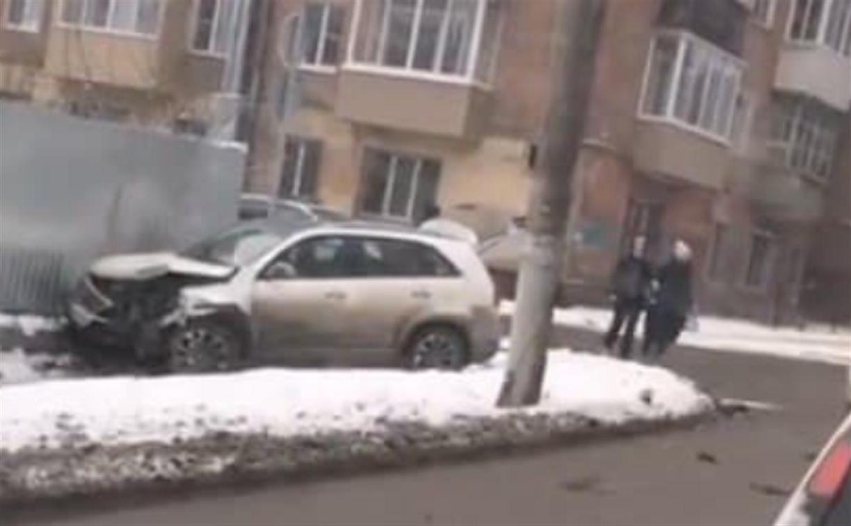В Туле на ул. Тимирязева после ДТП иномарку выбросило на тротуар