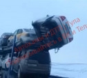 Под Тулой после ДТП легковушка повисла на автовозе: видео