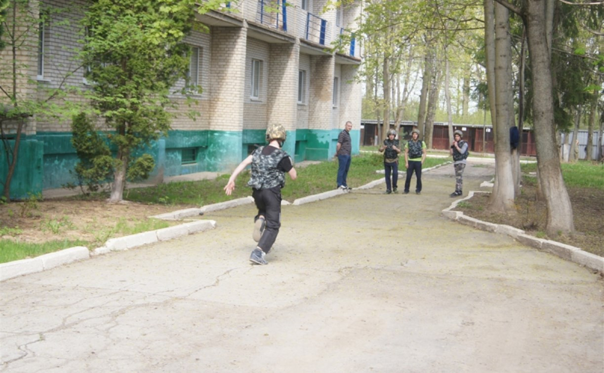Тульские полицейские устроили для школьников военно-патриотическую игру «Путь партизана»