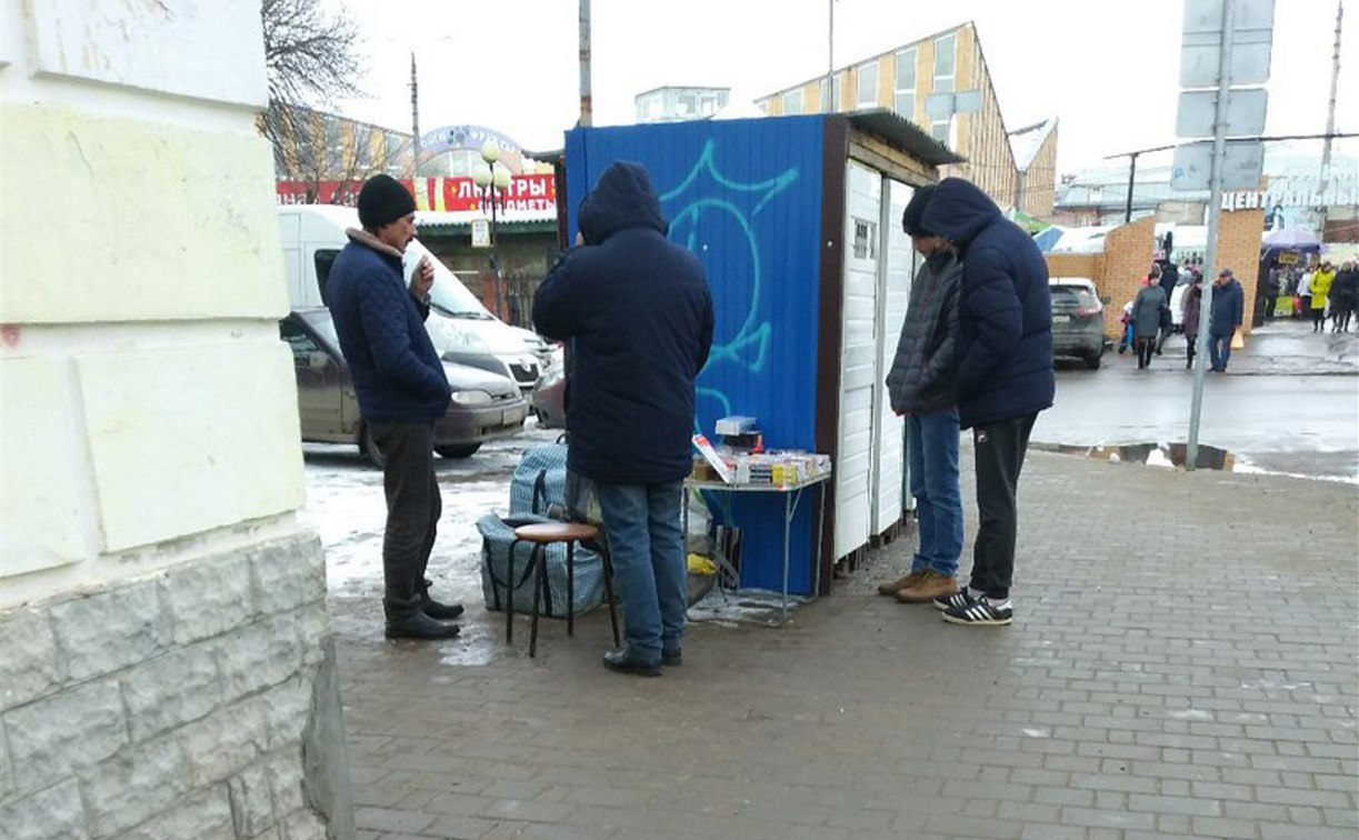 В центре Тулы возле школы мужчина незаконно продает сигареты 