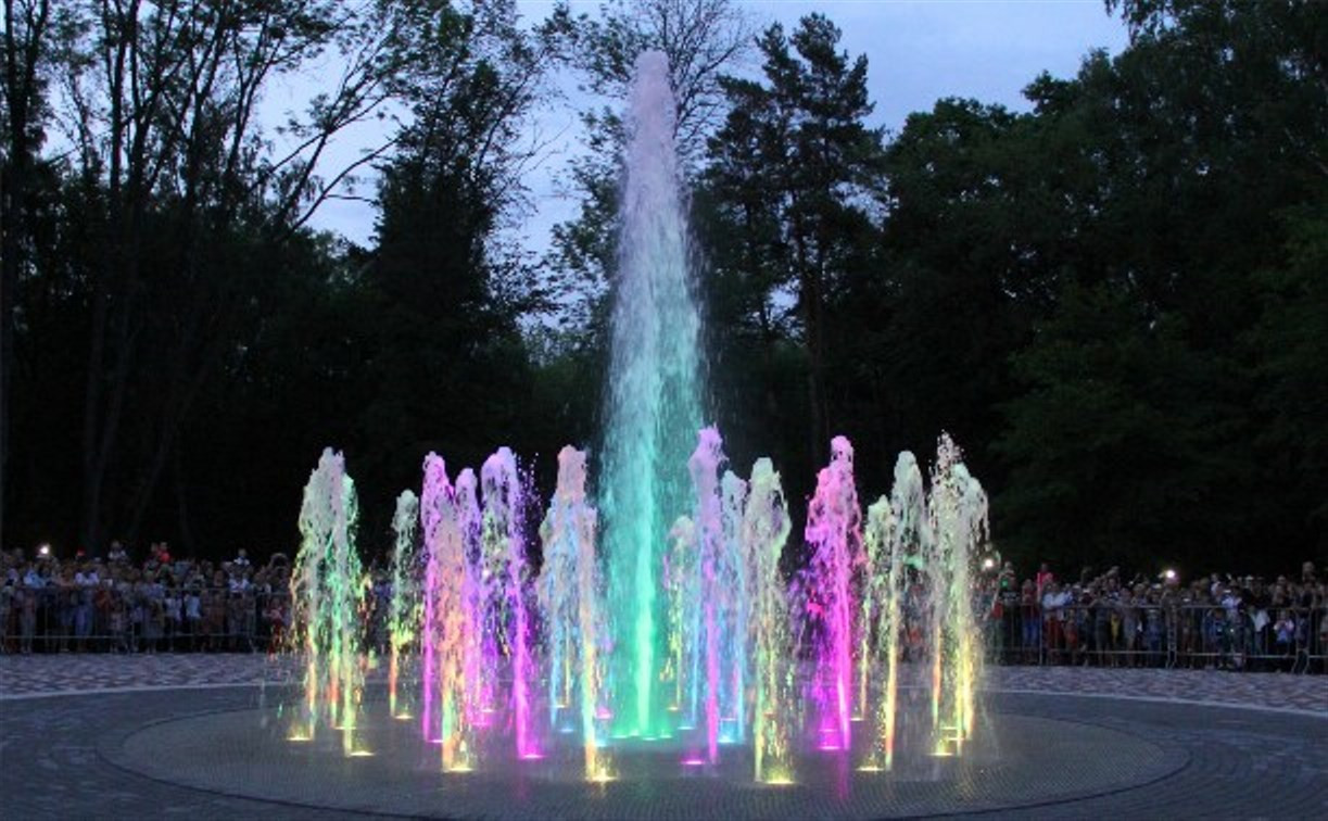 В Новомосковске открылся светомузыкальный фонтан
