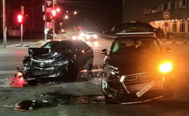 Момент жесткого ДТП с Audi и Toyota у цирка в Туле попал на видео