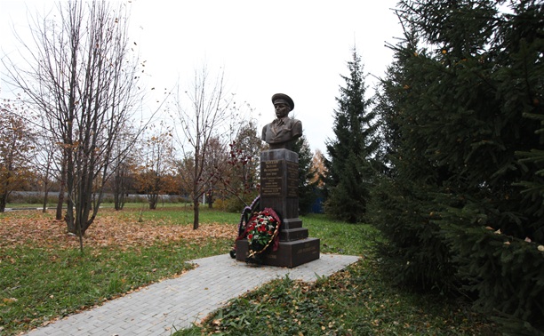 Памятник генералу В.Ф. Маргелову переносят... на другую сторону дороги!