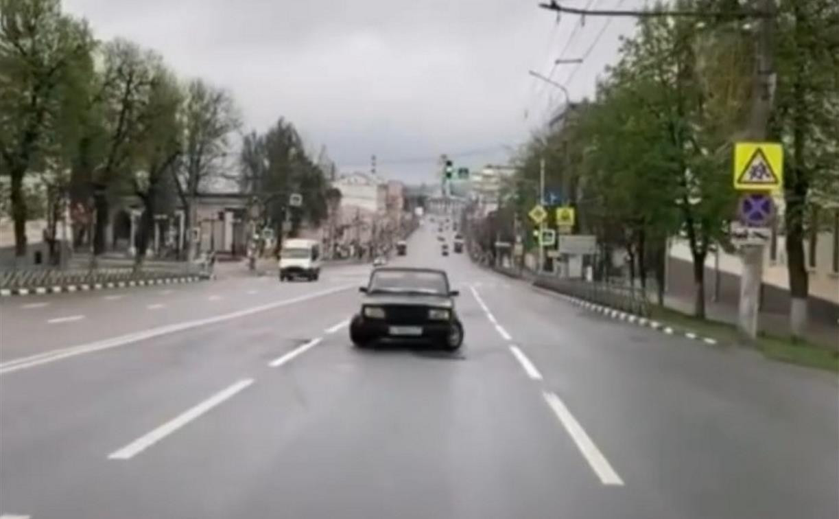 Задом и на красный свет по проспекту Ленина: Туляки обсуждают дрифтера на ВАЗе