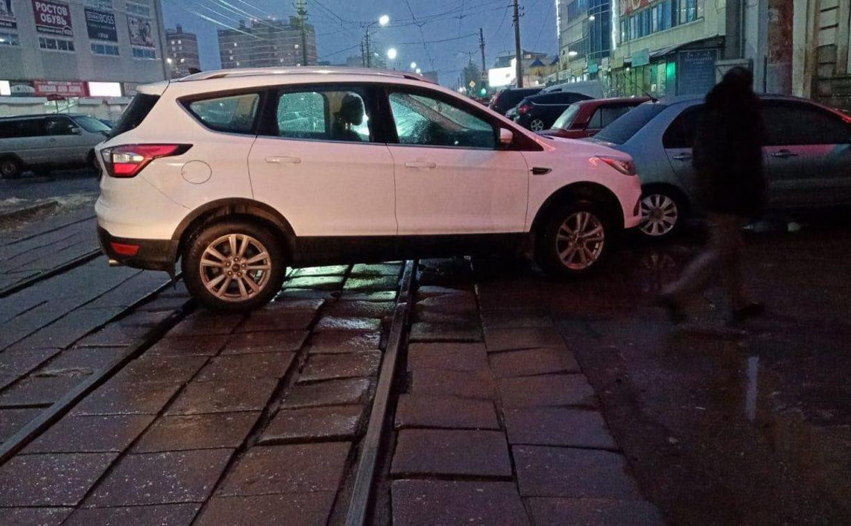 На ул. Коминтерна в Туле «Форд» врезался в припаркованный автомобиль