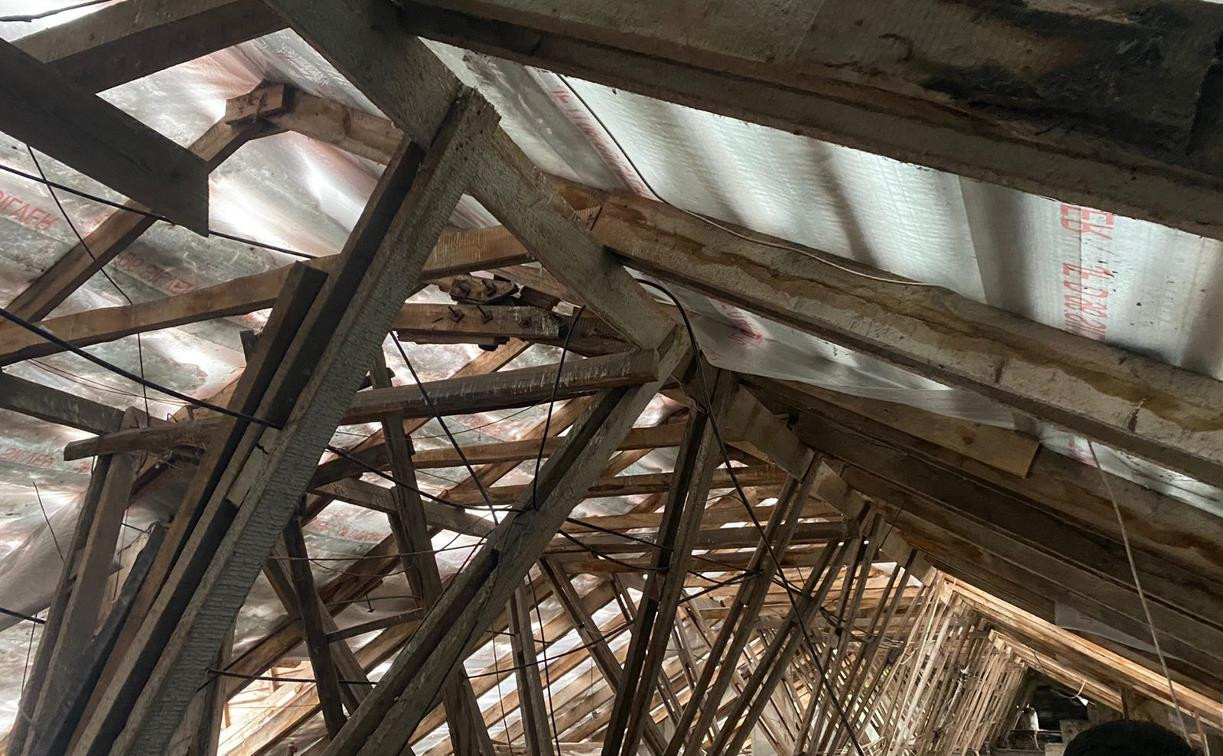 Прокуратура: в Туле подрядчик затянул капремонт крыши дома и нарушил условия контракта