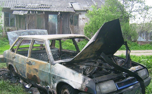 В Ленинском районе в горящей машине погиб человек