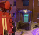 В Новомосковске спасатели эвакуировали 10 человек из горящего дома