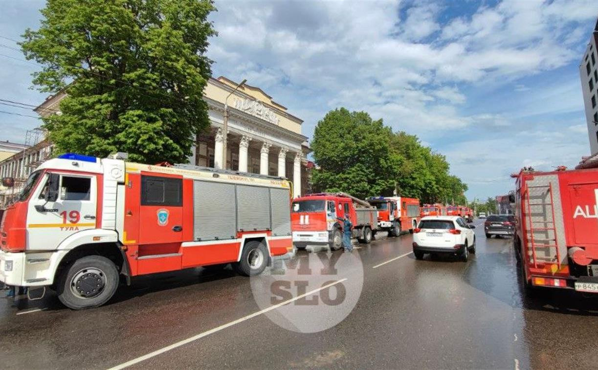В Туле загорелся ДК железнодорожников: на месте работают 14 пожарных расчетов