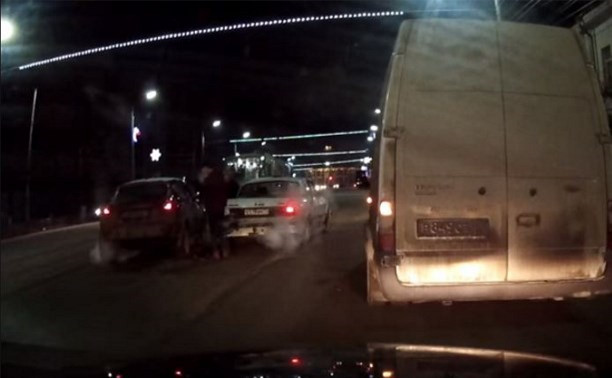 На улице Пирогова водитель «Ниссан» не заметила остановившееся перед трамваем такси