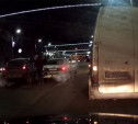 На улице Пирогова водитель «Ниссан» не заметила остановившееся перед трамваем такси