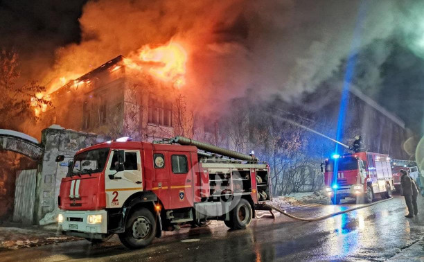 В Туле на ул. Комсомольской загорелось заброшенное здание