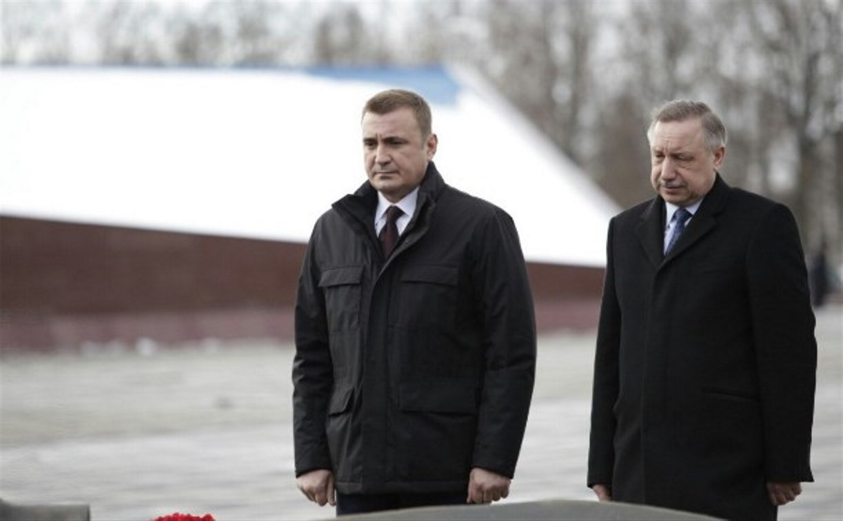 Врио губернатора Алексей Дюмин и Александр Беглов возложили цветы к Вечному огню