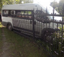В Туле на улице Кирова микроавтобус снес забор