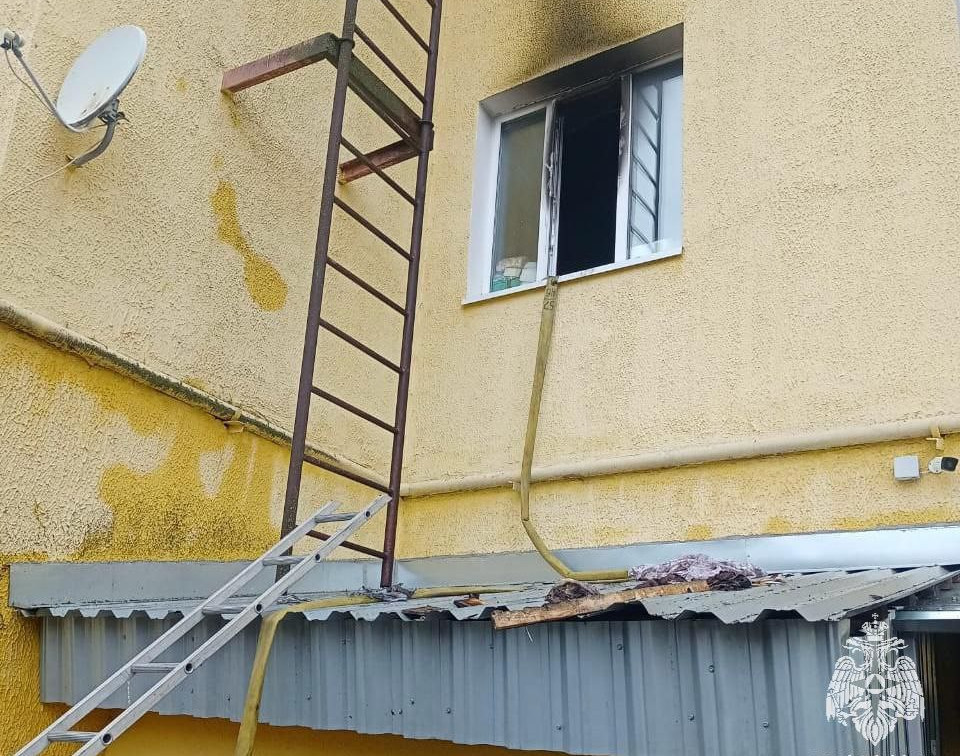 Сотрудники МЧС спасли женщину при пожаре в Новомосковске