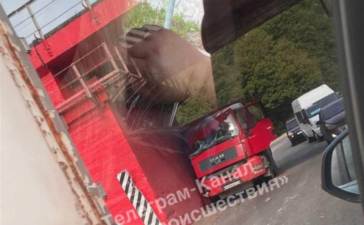 На Красных воротах грузовик врезался в мост