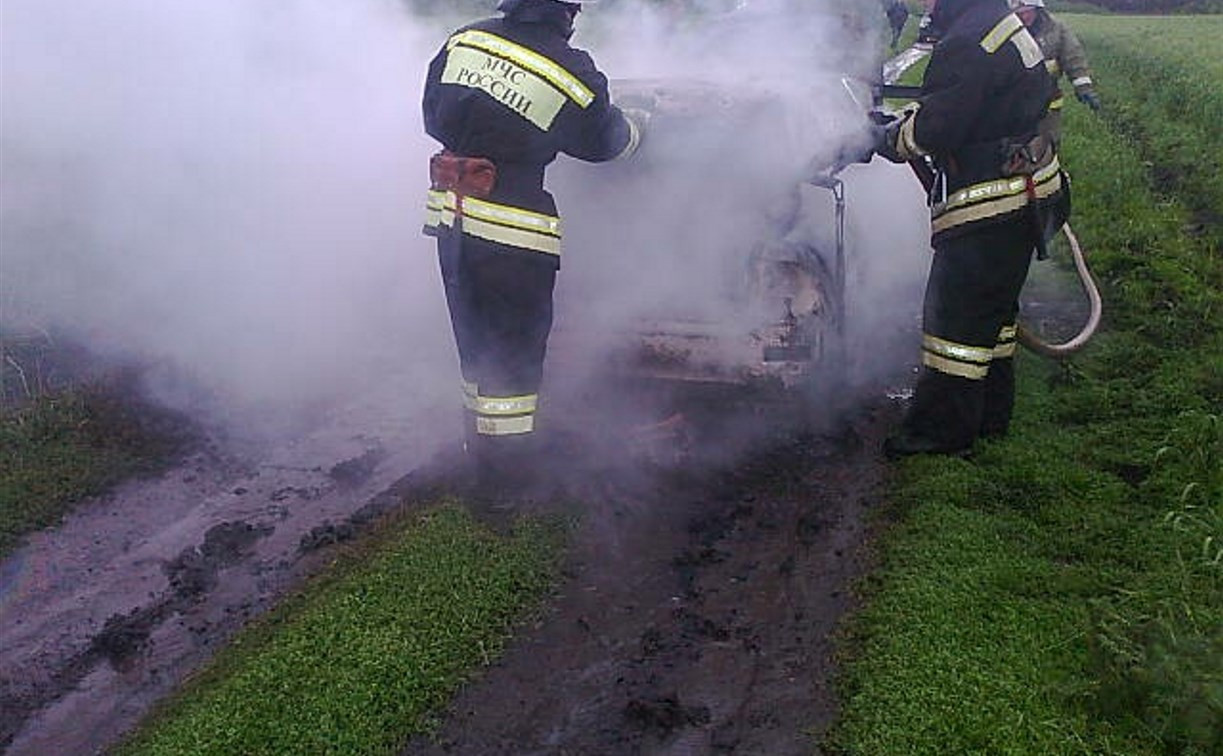 В Богородицке пожарные тушили загоревшуюся «Ладу Приору»