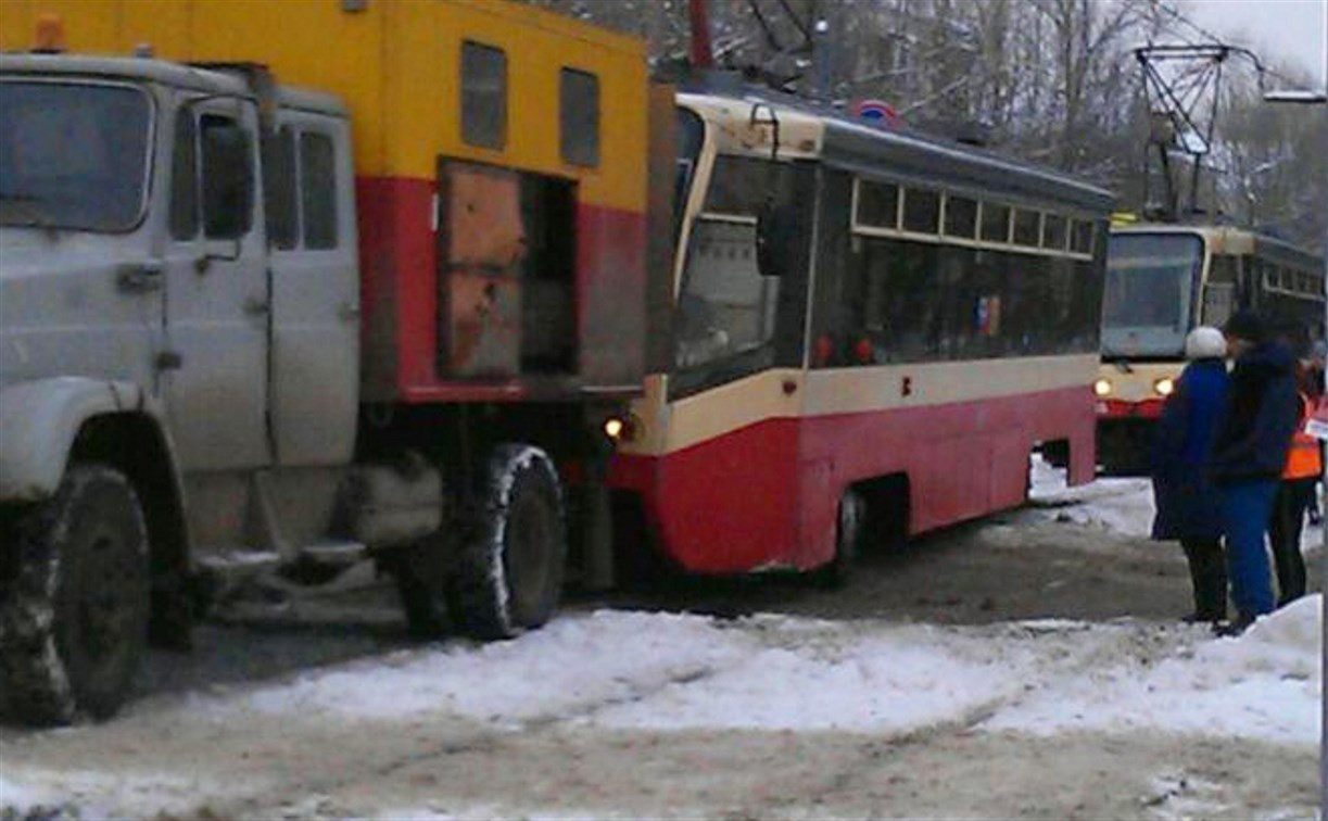 В Туле на улице Металлургов трамвай сошел с рельсов
