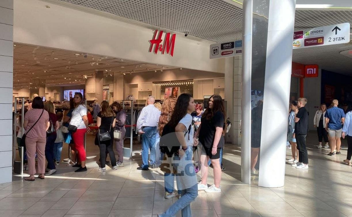 Туляки выстроились в очередь, чтобы попасть в H&M: фото