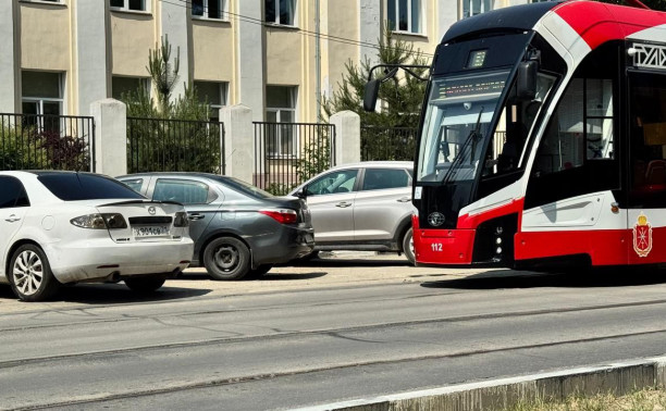 Неосторожно припаркованная Mazda заблокировала трамвайное движение на Марата