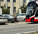 Неосторожно припаркованная Mazda заблокировала трамвайное движение на Марата