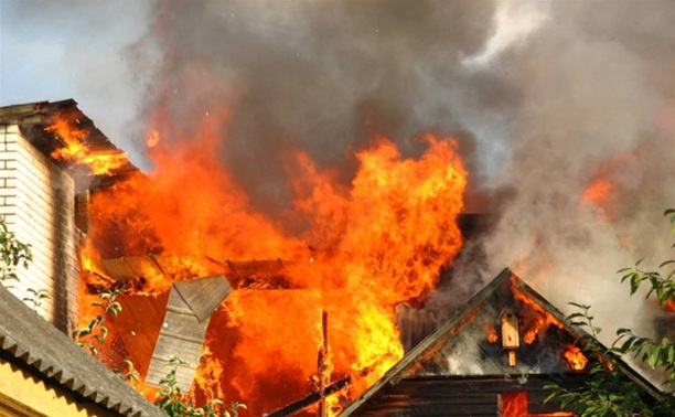 В подвале 5-этажного дома в Щекино сгорел сарай с хозинвентарем
