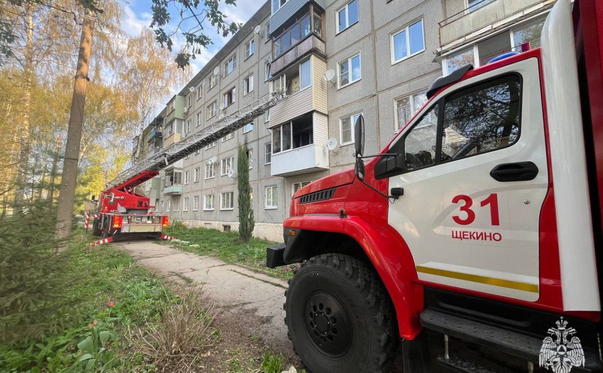 В Щекино пожарные спасли пять человек при пожаре в пятиэтажке 