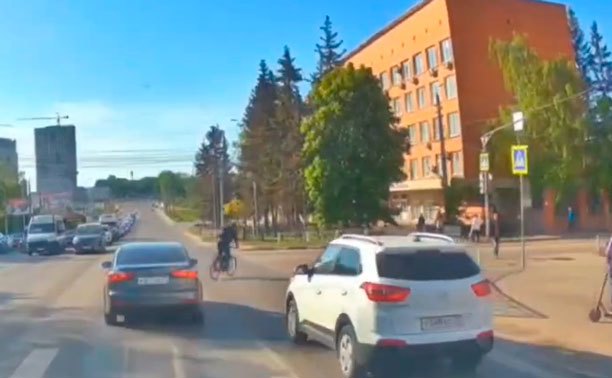 На ул. Оборонной велосипедист ринулся под машины