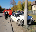 ДТП в Пролетарском округе Тулы: от удара такси отнесло в столб 