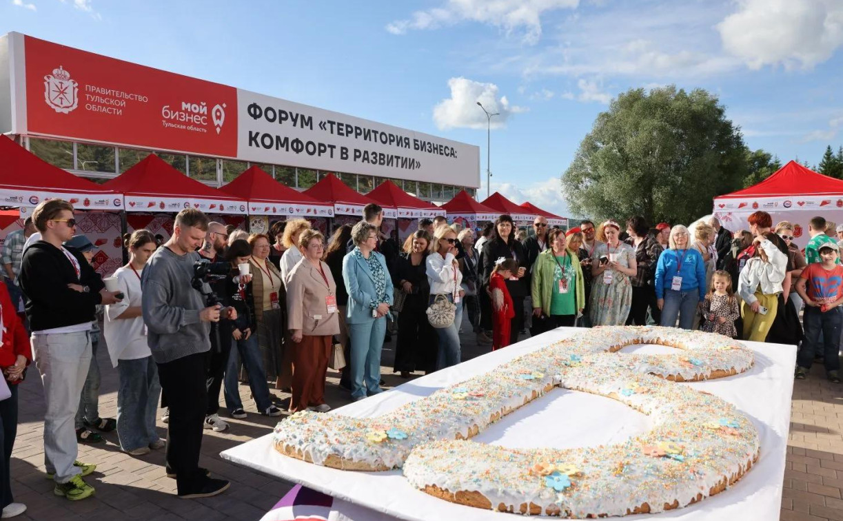 В Тульской области умельцы изготовили рекордную булку-«венёвку»