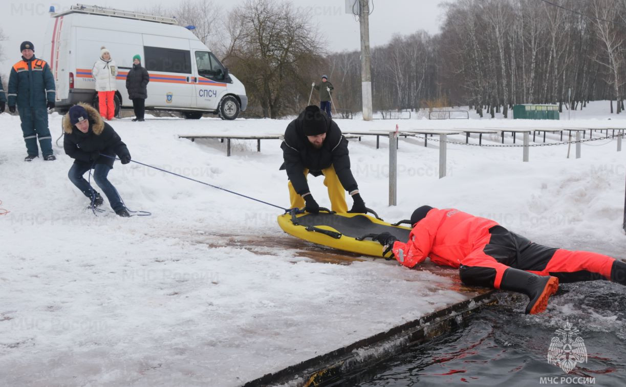Тульские блогеры с водолазами МЧС «спасли» провалившегося под лёд человека