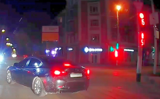 В Алексине водитель Mazda непринужденно проехал на красный